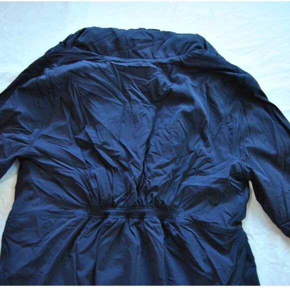 Lululemon Windbreaker with Hideaway Hoodie Size 10 Dark Blue - Picture 6 of 10